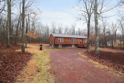 Image de Cozy Freeland Retreat- Firepit, Pool Table, Hot Tub