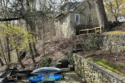 Image de Romantic retreat with stunning views of Croton River Gorge, a birder haven