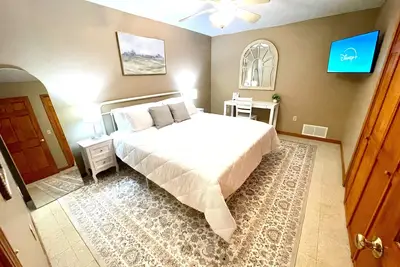 Image de Spacious King Bed Suite at Antique Store