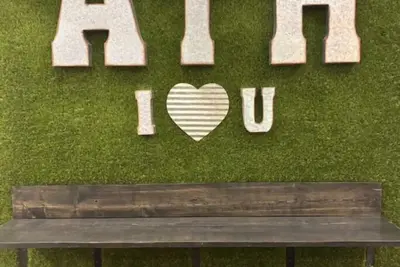 Image de 1 mile to Sanford Stadium!