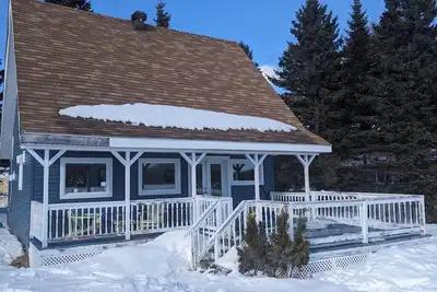 Image de chaleureux chalet d’hiver à Ste-Lucie-des-Laurentides, Wi-Fi/animaux