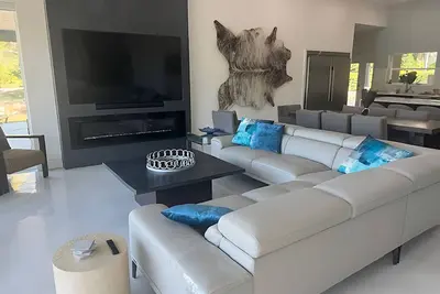 Image de Modern 4 bed/4 bath Lake Home