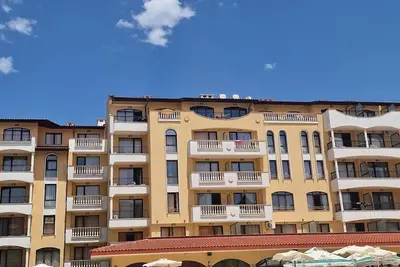 Image de Close to beach, shops and restaurants.