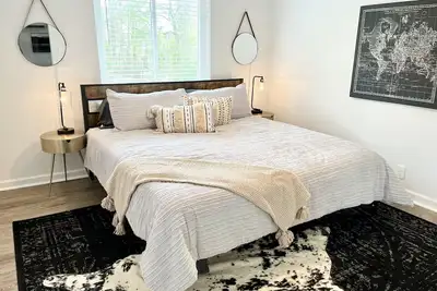 Image de B1 Vulcan's Neutral Nest-King Bed/Pets/WiFi/City