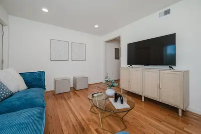 Image de Central Suite B - 2 Bedrooms/King Bed/Parking