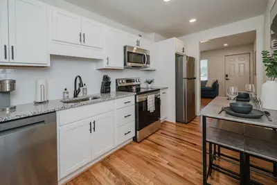 Image de Central Suite E - 2 Bedrooms/King Bed/Parking