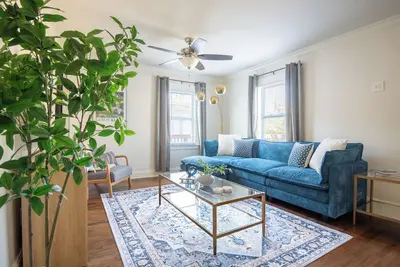 Image de Crestwood Bloom – 3br Getaway w/ Patio & Backyard