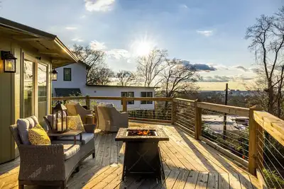 Image de The Hobbit House - City Views/Deck & Patio/Firepit