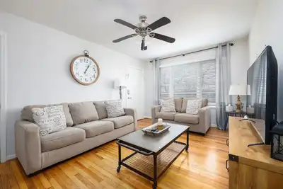 Image de Vulcan View B- King Bed/Private Parking/Patio/WiFi