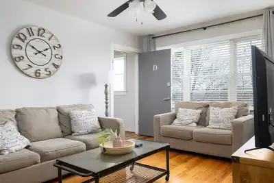 Image de Vulcan View D- Balcony/King Bed/Private Parking