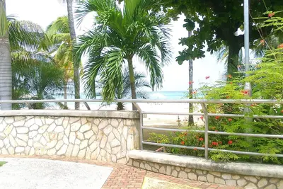 Image de Ocho Rios Vacation Resort Property Rentals Studio Apartments (Beach In Rear)