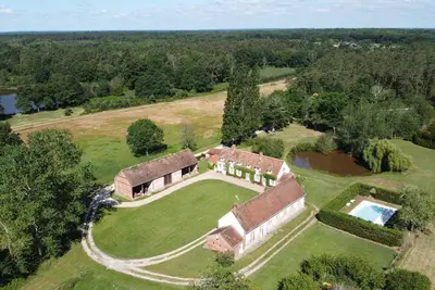 Image de Charmant Domaine Solognot piscine privative. Pleine nature
