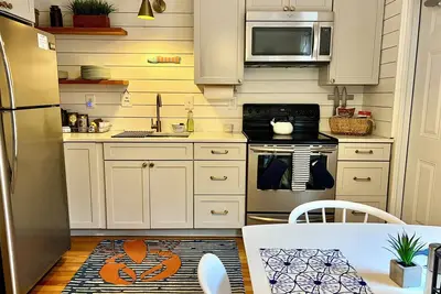 Amazing West End apartment walkable to downtown and the waterfront.