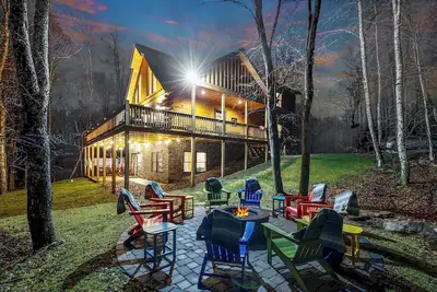 Image de Upscale 5br Cabin at Deep Creek - 4 King Suites + Hot Tub & Dog Friendly