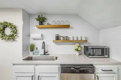 Image de New! Renovated 1br w/ King: Modern Comfort