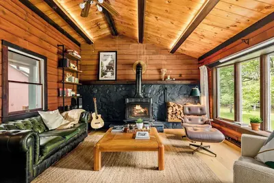 Image de New:Luxury 4br Log Cabin surrounded by trees in Hunter. Near Hiking & Waterfalls