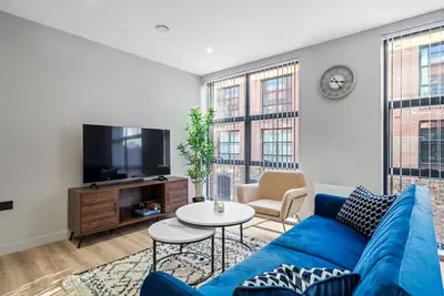 Luxury Living | 2-Bed with City Views | Parking