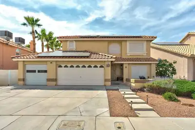 Image de 4-bedroom 2. 5 Bath house in amazing Henderson with pool.