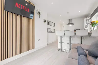 Image de Beautiful modern flat on mill road w//fire pit and table tennis