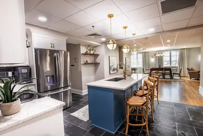 Image de Huge Penthouse Suite- 3 Br & 2 Bath w/Elevator. Walk to Uk-Downtown-Rupp