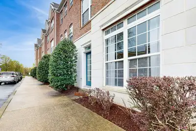 Image de Village of Five Points townhouse with community pool, gym, and tennis access