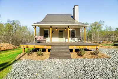 Image de 4 Mi to Lake Barkley: Pet-Friendly Home w/ Hot Tub