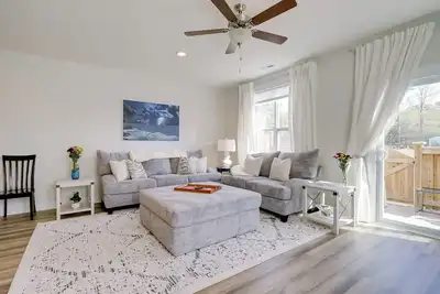 Image de Modern Family Home in Hampstead w/ Patio & Grill!