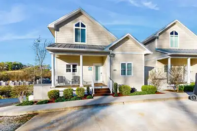 Image de Spacious lake view cabin w/ boat slip, resort pool, golf, marina access