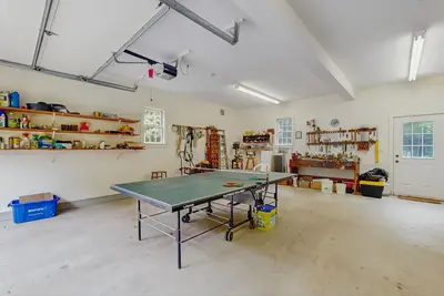 Image de Spacious retreat with peaceful seclusion, Wifi, Patio & Bbq Grill