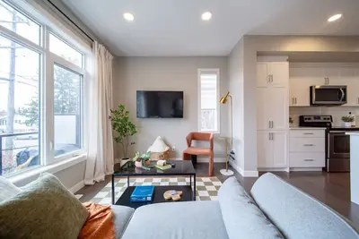 Image de New! 2 Br w/ Ensuites | Garage | Disney+ | Patio