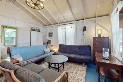 Image de Lakeside cottage, waterfront, boat ramp, dock, kayaks, Sup, bbq, firepit, wifi