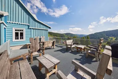 Image de Sunny, stylish studio in the mountains
