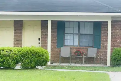 Image de Simply Home-Convenient to major stores, restaurants and 9 minutes to Water Park!