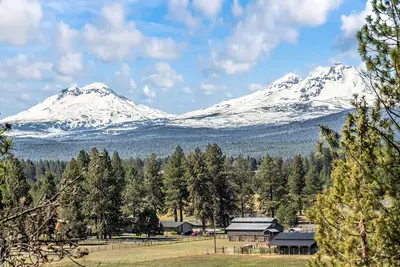 Image de Sisters Chalet 1-bed retreat with WiFi, Ac, and views near downtown Sisters.