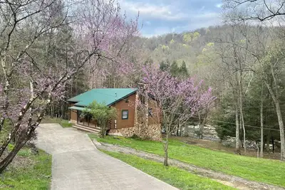 Image de Laurel Lodge is located on private stream in Independence, Wv