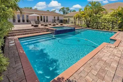 Image de Stunning 2 Bedroom Pool Home with Boat Lift directly on Manatee River!