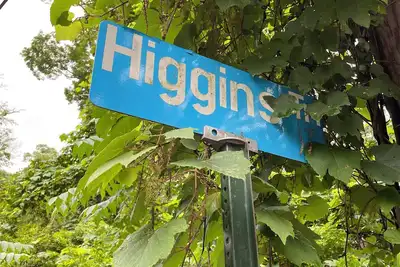 Image de European inspired 2-bedroom cabin with a brooke in back patio, in Monroe, Ny.