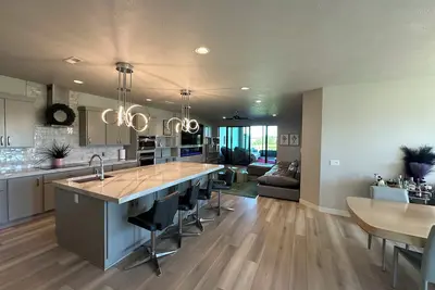 Image de Gorgeous 3-bedroom townhome nestled in Norfolk's newest premier lake community.