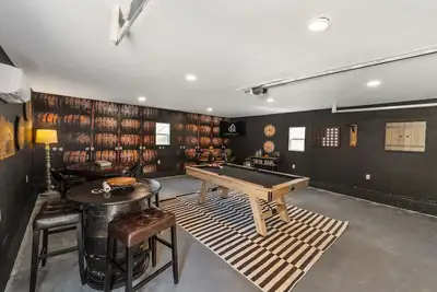 Image de Barrel House: Hot Tub & Game Room