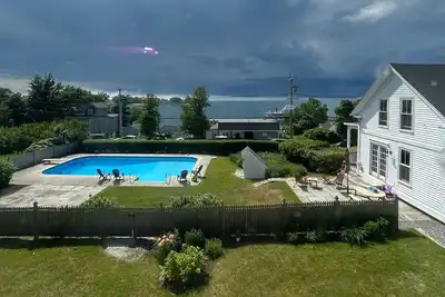 Image de New - Cozy Cape on Peaks Island overlooking Casco Bay and Portland skyline