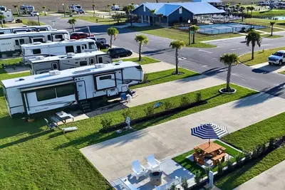 Image de Premium Rv Site ⛱️ Resort Amenities 👙Heated Pool🎢 Near Owa & Beaches 🐚🏝️🌊!