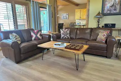 Image de Timberline Retreat 12 Guests, 7 Beds, 4 Bath, Pool Table and Outdoor Entert