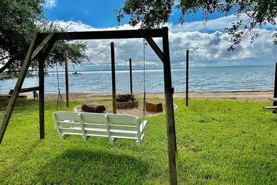 Image de Waterfront Cottage With Your Own Personal Sandy Beach and Expansive Lake View