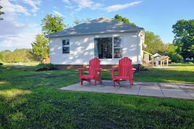 Image de Charming Lakeview Cottage on Waterfront -2 bedroom in Marvelous Westport Ontario