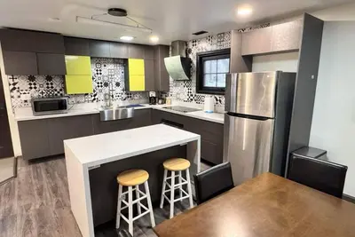 Image de Spacious 2br Family-Friendly Stay, 4 Queen Beds + 2 Baths, Parking & Laundry.