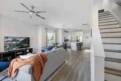 Image de Modern Oasis Full Duplex 6 Bed 4. 2 Bath, Walk to Dt