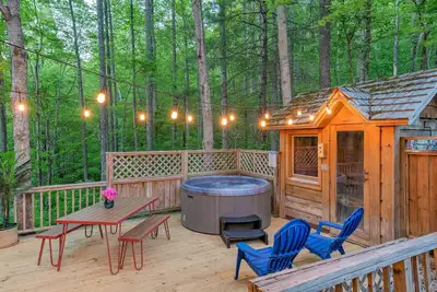 Image de Modern Cabin: Hot Tub & Sauna - 25 to Avl - Fireplace, Porch Swings & Privacy