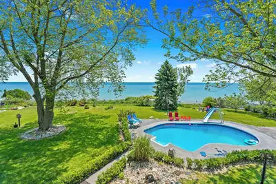 Image de Charming lakefront 4-bedroom cottage with swimming pool & tennis court