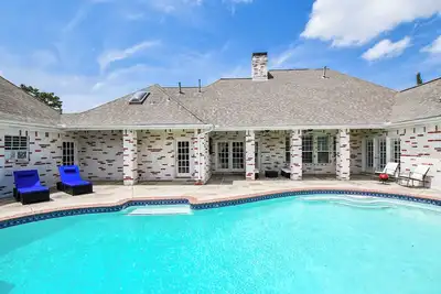 Image de 3-bedroom Houston house with Pool, WiFi, & Home Theater. Start your getaway now