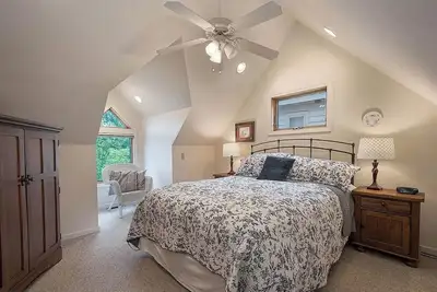 Image de Lake Views! Hot Tub! Walk to Lake Rentals, Coffee & Eats. Minutes to Everything!